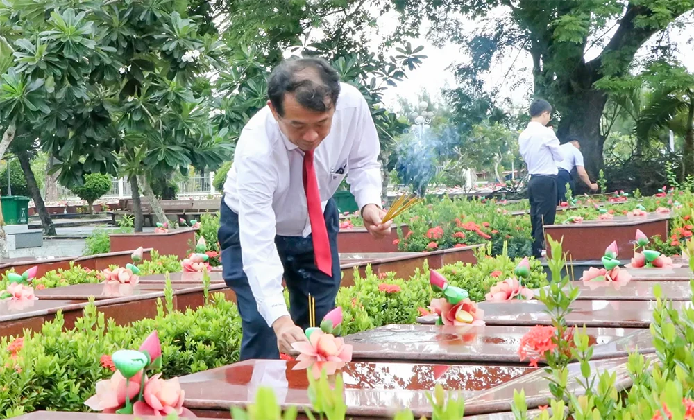 គណៈប្រតិភូខេត្តថាញហ្វា អញ្ជើញចូលគោរពវិញ្ញាណក្ខន្ធនៅបូជនីយដ្ឋានយុទ្ធជនពលីទីក្រុងកឹងធើ