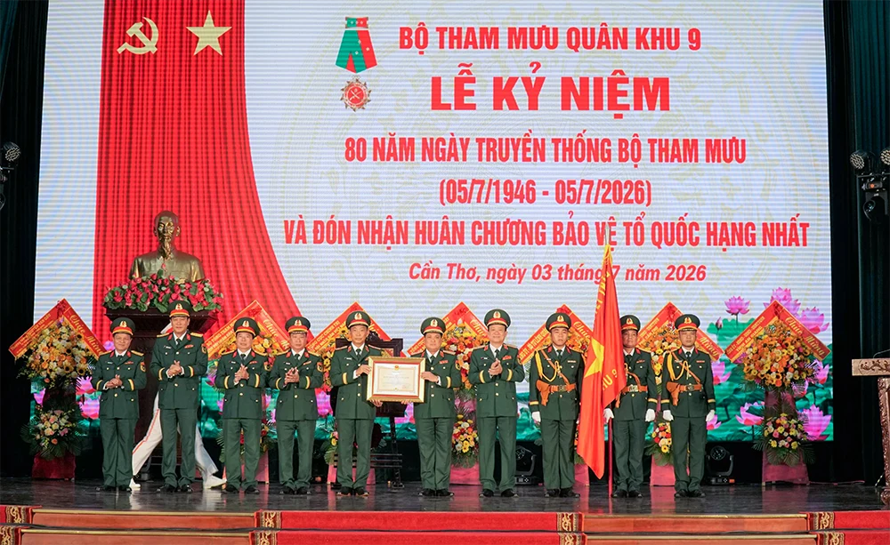 អគ្គសេនាធិការយោធភូមិភាគ៩ ចាត់តាំងអនុស្សាវរីយ៍ ៨០ ឆ្នាំ ទិវាប្រវេណី និងទទួលគ្រឿងឥស្សរិយយសការពារមាតុភូមិចំណាត់ថ្នាក់លេខ១