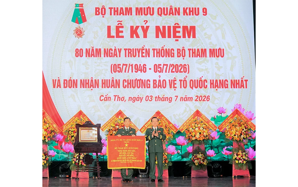 អគ្គសេនាធិការយោធភូមិភាគ៩ ចាត់តាំងអនុស្សាវរីយ៍ ៨០ ឆ្នាំ ទិវាប្រវេណី និងទទួលគ្រឿងឥស្សរិយយសការពារមាតុភូមិចំណាត់ថ្នាក់លេខ១
