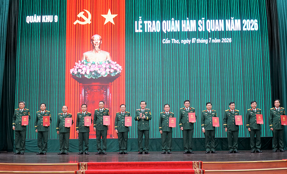 Đảng ủy, Bộ Tư lệnh Quân khu 9 tổ chức Lễ trao quân hàm sĩ quan năm 2026