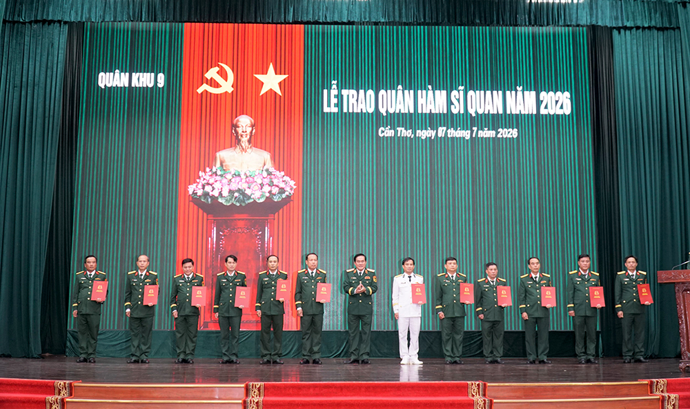 Đảng ủy, Bộ Tư lệnh Quân khu 9 tổ chức Lễ trao quân hàm sĩ quan năm 2026