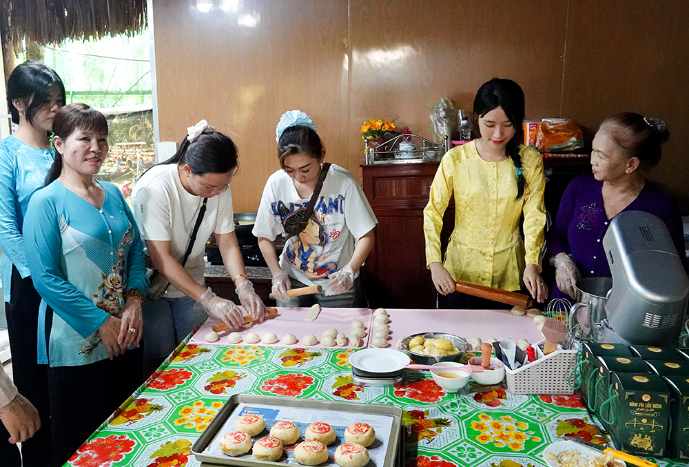 Du khách thích thú trải nghiệm làm bánh pía giữa miệt vườn Cần Thơ