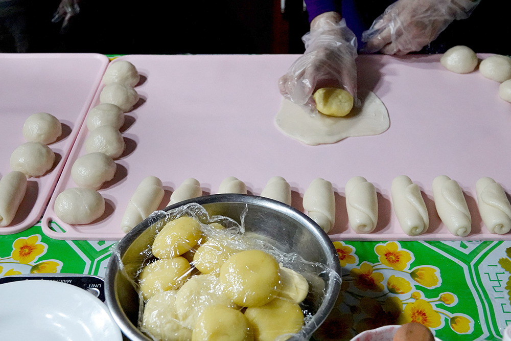 Du khách thích thú trải nghiệm làm bánh pía giữa miệt vườn Cần Thơ