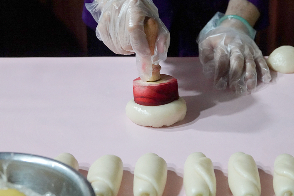 Du khách thích thú trải nghiệm làm bánh pía giữa miệt vườn Cần Thơ