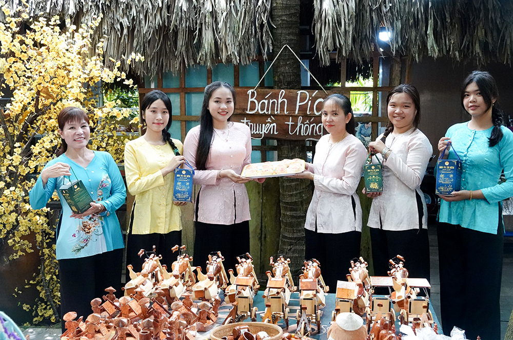 Du khách thích thú trải nghiệm làm bánh pía giữa miệt vườn Cần Thơ