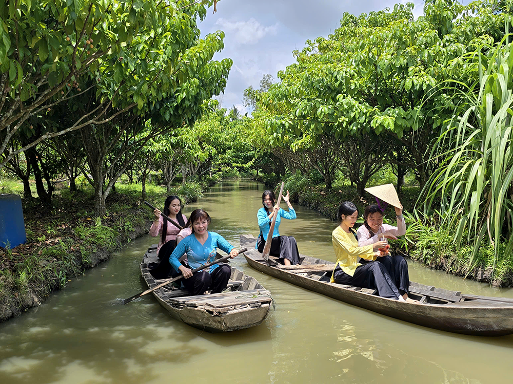 Du khách thích thú trải nghiệm làm bánh pía giữa miệt vườn Cần Thơ