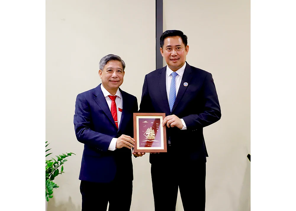 ទីក្រុងកឹងធើជំរុញកិច្ចការបរទេស និងសមារហរណកម្មអន្តរជាតិ