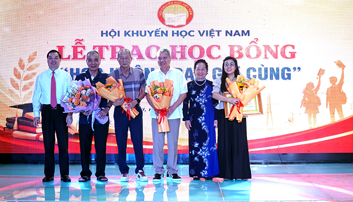 ផ្តល់អាហារូបករណ៍ ៣១០ ចំណែក "ការរៀនសូត្រគ្មានទីបញ្ចប់"