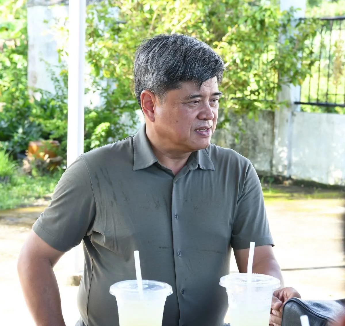 Nguyên Thứ trưởng Bộ Nông nghiệp và Môi trường Trần Thanh Nam khảo sát mô hình thu gom, tiêu thụ rơm ở xã Long Phú