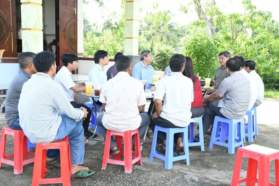 Nguyên Thứ trưởng Bộ Nông nghiệp và Môi trường Trần Thanh Nam khảo sát mô hình thu gom, tiêu thụ rơm ở xã Long Phú