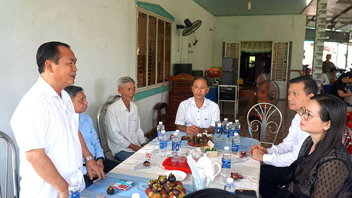 Đoàn công tác Ủy ban Kiểm tra Trung ương và Thường trực Thành ủy viếng Nghĩa trang liệt sĩ Long Tuyền và thăm gia đình liệt sĩ