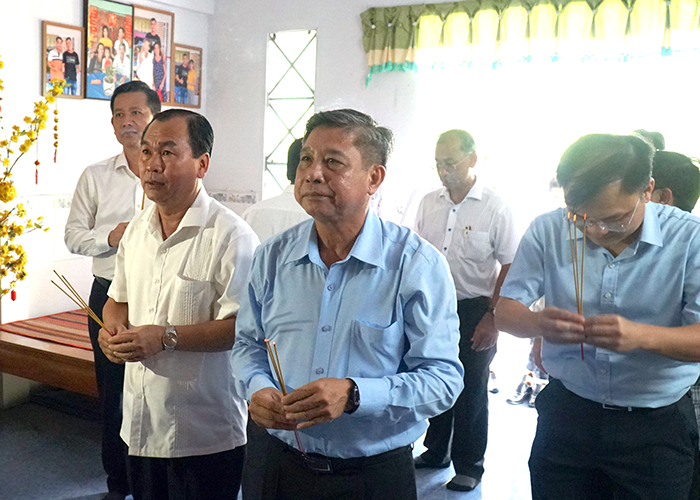 Đoàn công tác Ủy ban Kiểm tra Trung ương và Thường trực Thành ủy viếng Nghĩa trang liệt sĩ Long Tuyền và thăm gia đình liệt sĩ