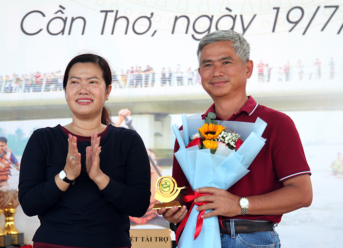 Hơn 300 VĐV tranh tài Giải đua thuyền ván SUP lần thứ V