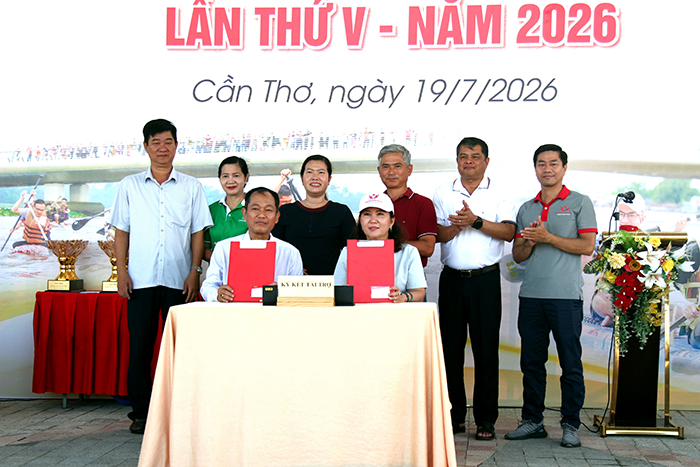 Hơn 300 VĐV tranh tài Giải đua thuyền ván SUP lần thứ V