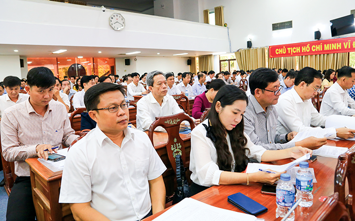 Xây dựng đội ngũ cán bộ, đảng viên, nhất là người đứng đầu, liêm chính, có bản lĩnh chính trị, phẩm chất đạo đức