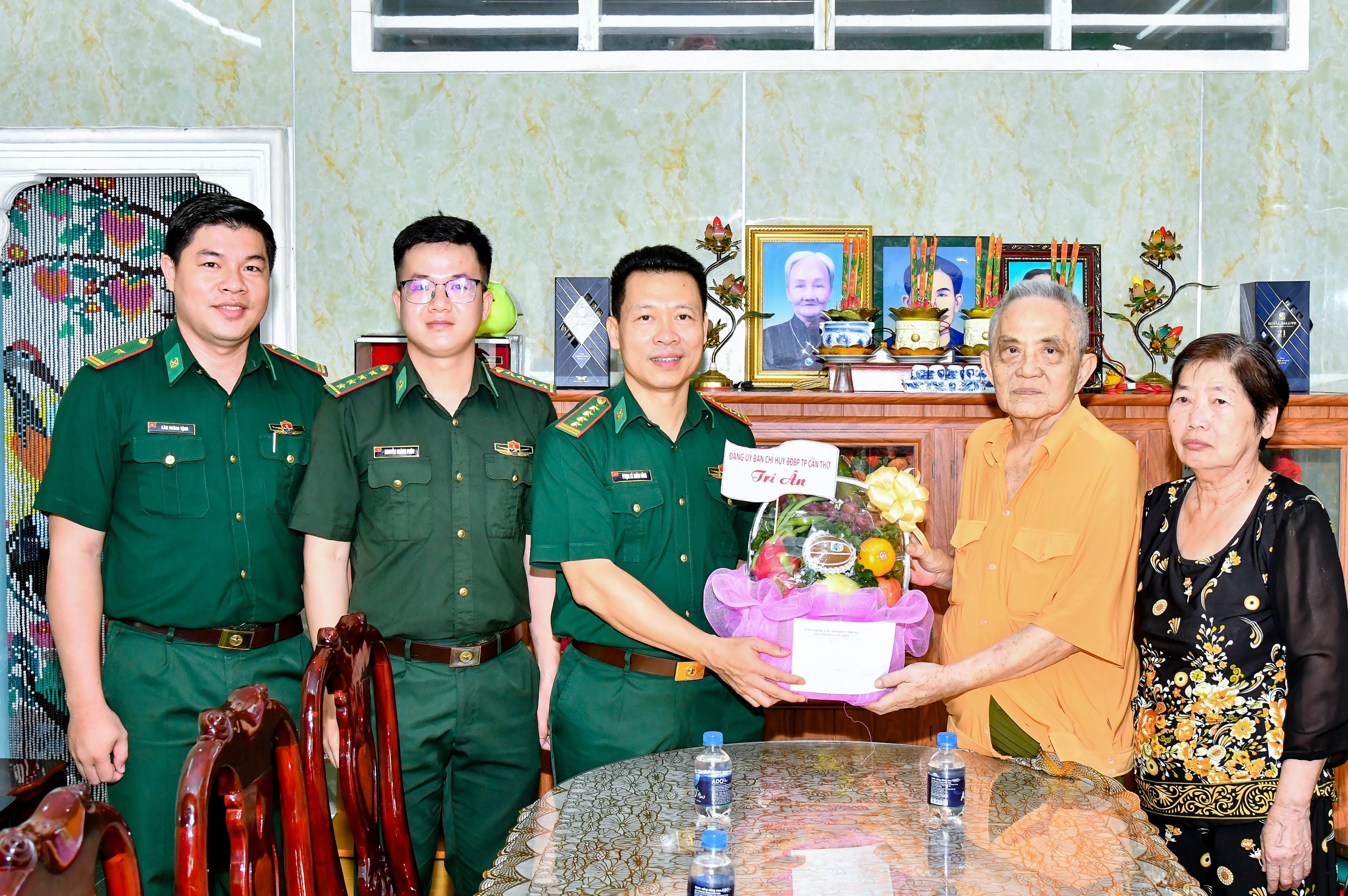 កងទ័ពការពារព្រំដែនទីក្រុងកឹងធើ សួរសុខទុក្ខ និងជូនអំណោយគ្រួសារគោលនយោបាយ