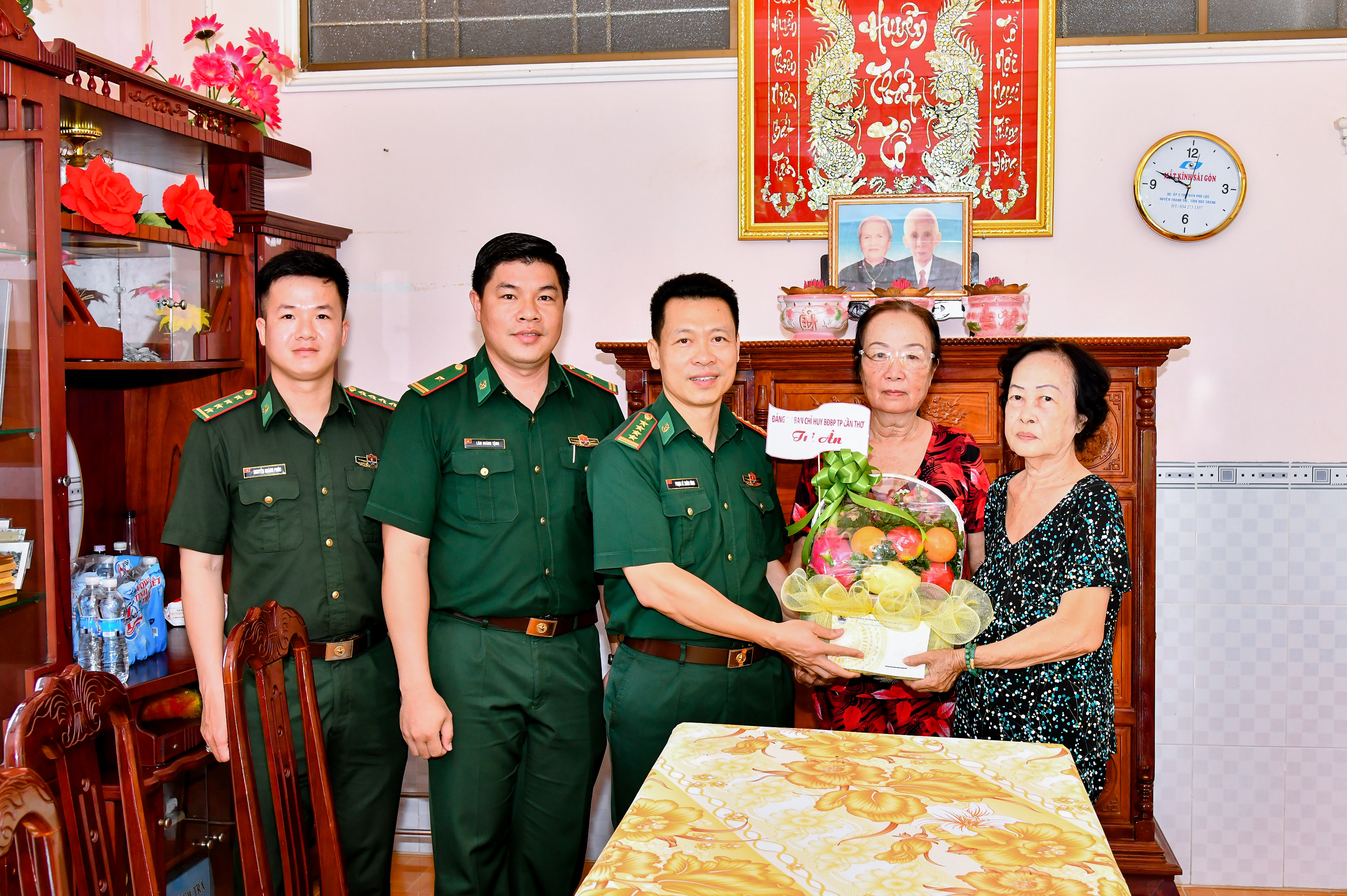 កងទ័ពការពារព្រំដែនទីក្រុងកឹងធើ សួរសុខទុក្ខ និងជូនអំណោយគ្រួសារគោលនយោបាយ