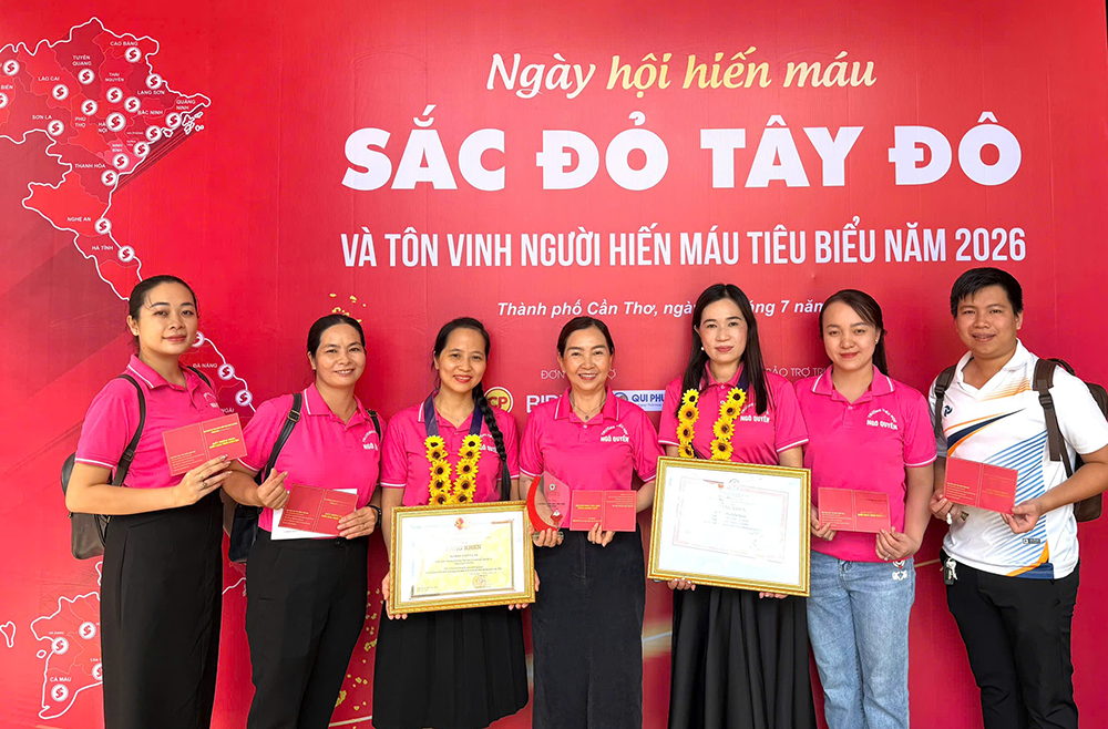 “Đừng quên, sáng mai thầy cô chúng mình có hẹn đi hiến máu!”