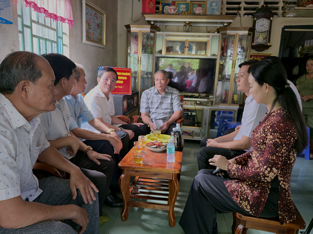Lãnh đạo TP Cần Thơ thăm, tặng quà gia đình thương binh tại phường Ngã Bảy