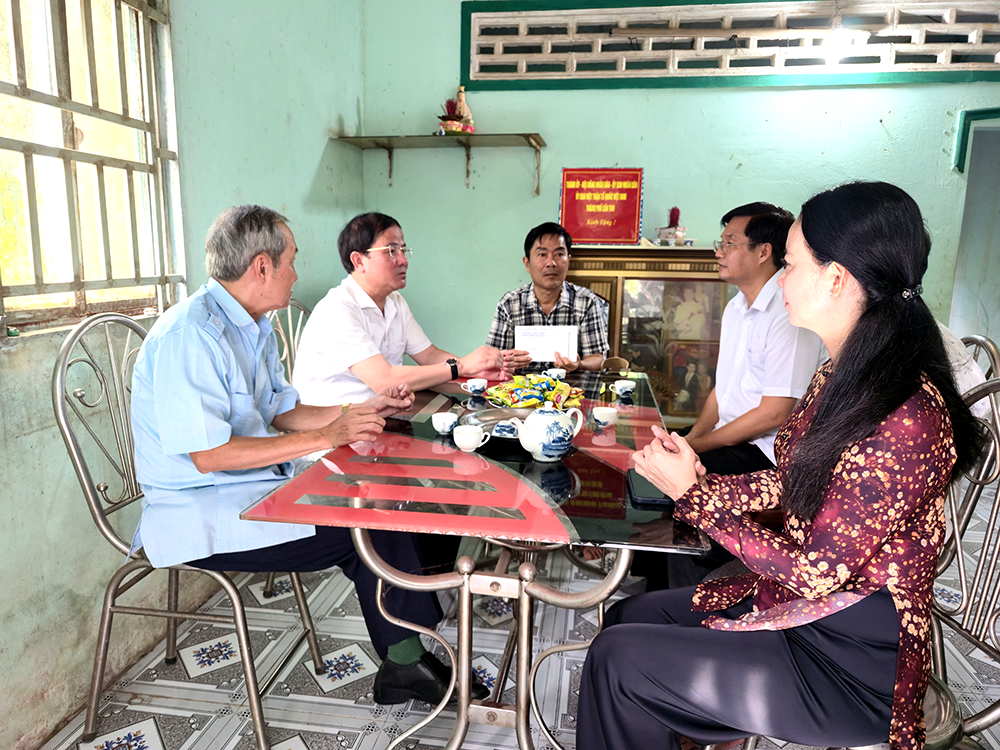 Lãnh đạo TP Cần Thơ thăm, tặng quà gia đình thương binh tại phường Ngã Bảy