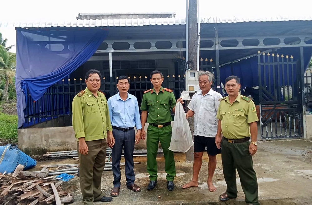 Liên tiếp cứu hộ kỳ đà vân, khỉ đuôi lợn do người dân giao nộp