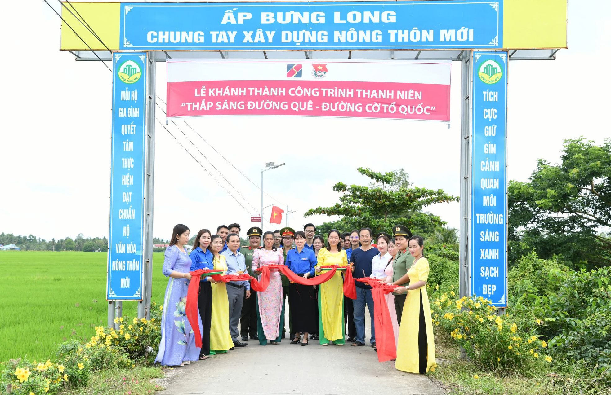 ឡុងភូសម្ពោធស្ពានយុវជន កសាងសំណង់ "បំភ្លឺផ្លូវជនបទ ផ្លូវទង់ជាតិ"