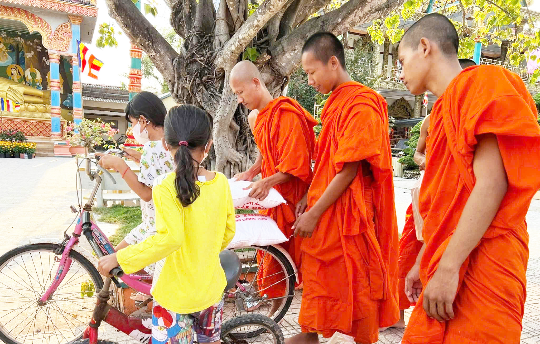 ព្រះតេជព្រះគុណគឹមធឿង គំរូល្អនៅតំបន់ឆ្នេរសមុទ្រឃុំឡាយហ្វា