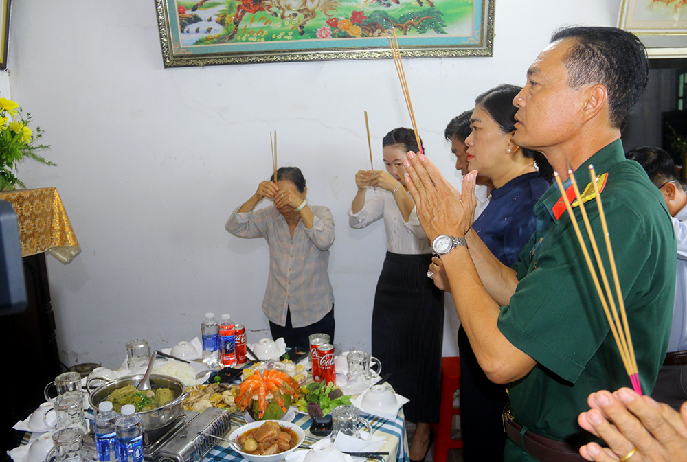 “Mâm cơm bên Mẹ” tri ân Mẹ Việt Nam Anh hùng Các đại biểu dân hương tưởng nhớ sự hy sinh to lớn củacác liệt sĩ.