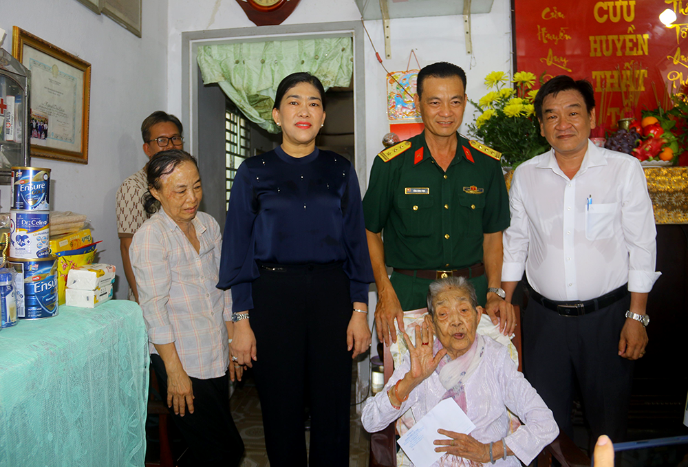 “Mâm cơm bên Mẹ” tri ân Mẹ Việt Nam Anh hùng Bộ Chỉ huy Quân sự TP Cần Thơ phối hợp Hội LHPN TP Cần Thơ, Sở Nội vụ TP Cần Thơ