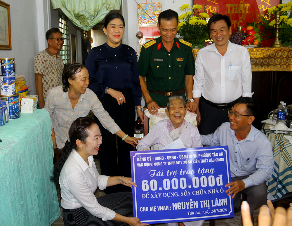 “Mâm cơm bên Mẹ” tri ân Mẹ Việt Nam Anh hùng Đảng ủy, UBND phường Tân An trao chi phí hỗ trợ sửa chữa nhà 60 triệu đồng đến gia đình Mẹ Việt Nam Anh hùng Nguyễn Thị Lành.