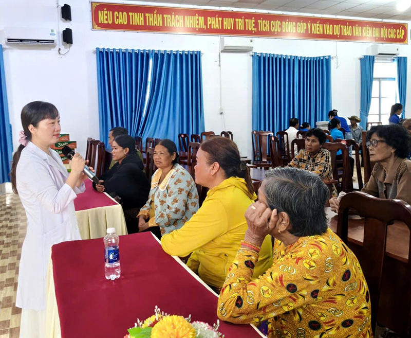 Khám, tầm soát bệnh lý về mắt, cấp kính, cấp thuốc, trao quà tặng 200 người dân xã Lai Hòa