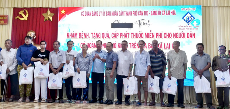 Khám, tầm soát bệnh lý về mắt, cấp kính, cấp thuốc, trao quà tặng 200 người dân xã Lai Hòa