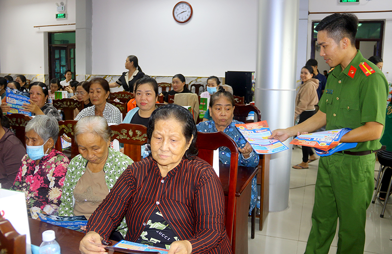hội viên phụ nữ nhận tờ rơi tuyên truyền 