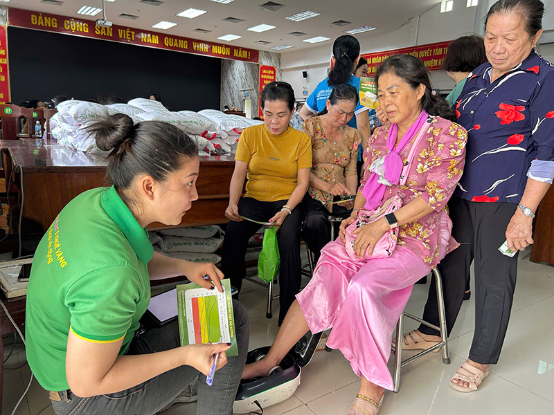 Hội viên phụ nữ được tổ chức lo loãng xương miễn phí.
