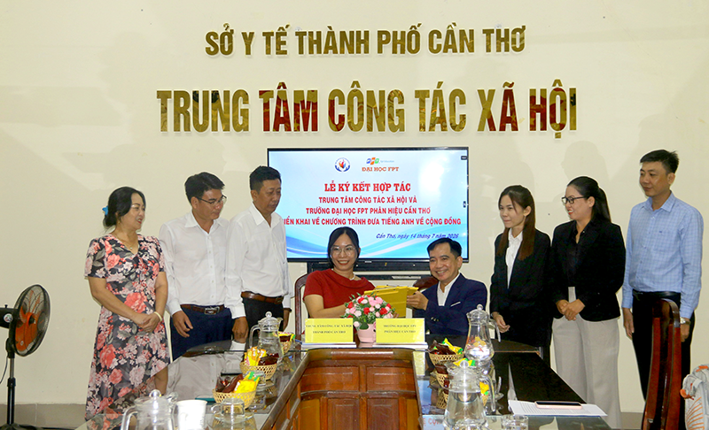 Kết nối yêu thương, mở rộng cơ hội cho trẻ yếu thế Trung tâm còn phối hợp với Trường Đại học FPT phân hiệu Cần Thơ triển khai Dự án “Nâng cao năng lực tiếng Anh và kỹ năng mềm cho trẻ em có hoàn cảnh đặc biệt khó khăn”