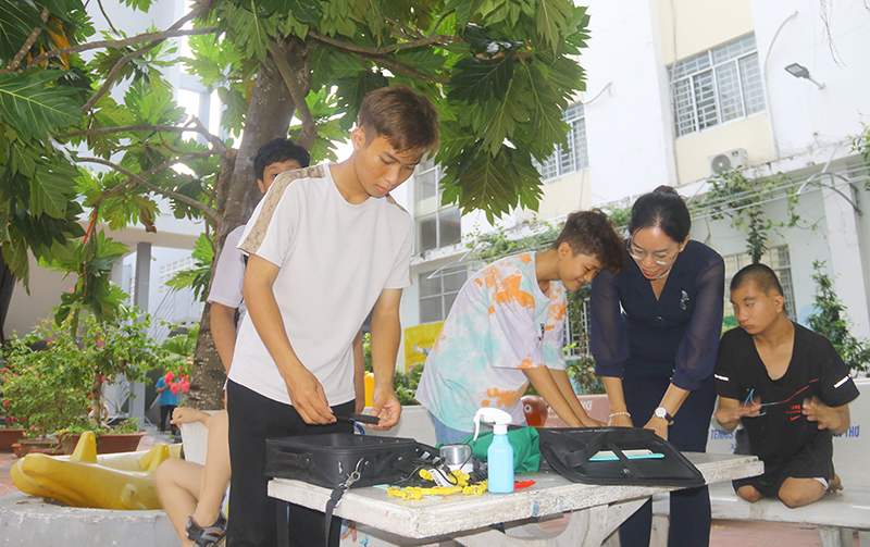 Kết nối yêu thương, mở rộng cơ hội cho trẻ yếu thế Những ngày hè, Trung tâm trở nên sôi nổi hơn với các lớp kỹ năng sống, hoạt động trải nghiệm dành cho trẻ em