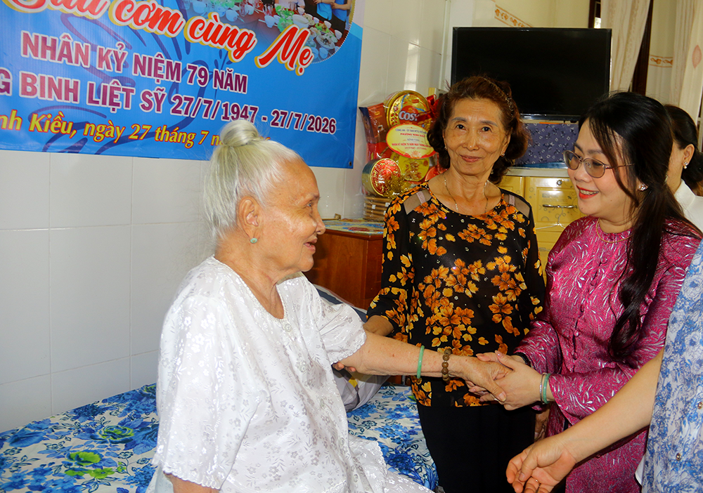 bà Nguyễn Thị Thùy Linh, Phó Chủ tịch Ủy ban MTTTQVN TP Cần Thơ, Chủ tịch Hội LHPN thành phố 