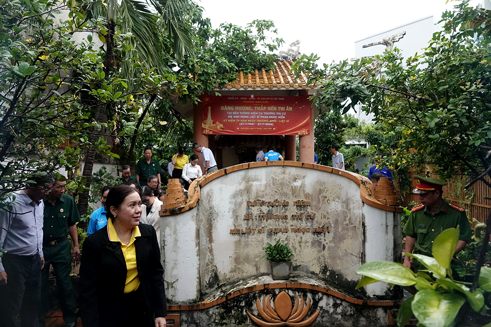 Phường Ninh Kiều dâng hương tri ân thân mẫu Anh hùng Phan Ngọc Hiển nhân ngày 27-7