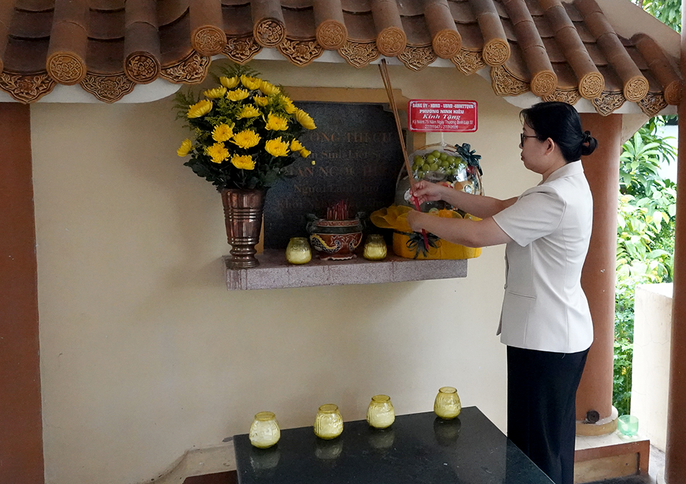 Phường Ninh Kiều dâng hương tri ân thân mẫu Anh hùng Phan Ngọc Hiển nhân ngày 27-7