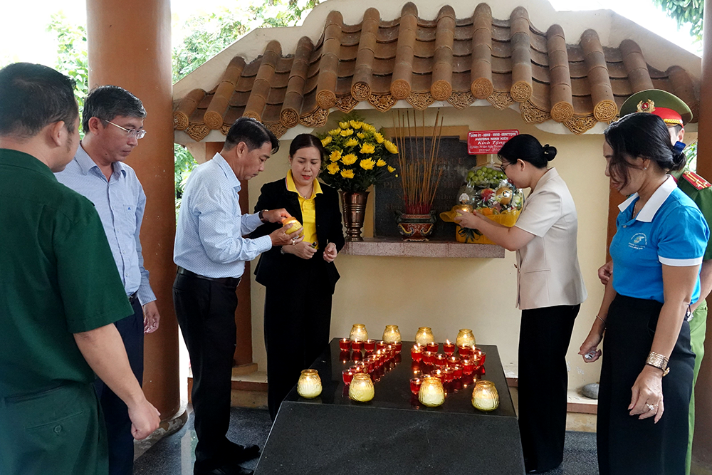 Phường Ninh Kiều dâng hương tri ân thân mẫu Anh hùng Phan Ngọc Hiển nhân ngày 27-7