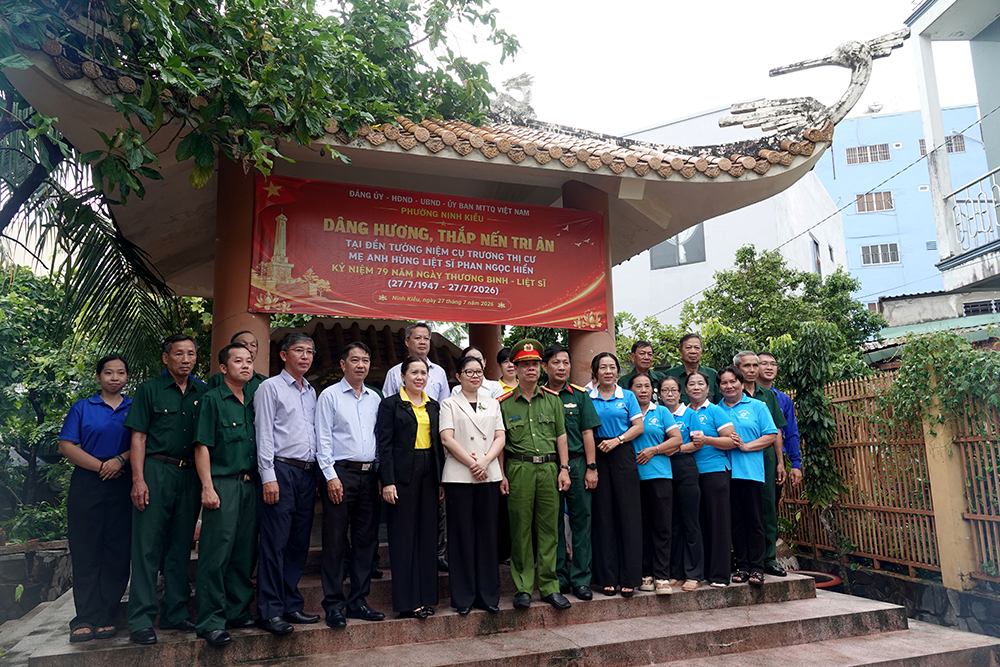 Phường Ninh Kiều dâng hương tri ân thân mẫu Anh hùng Phan Ngọc Hiển nhân ngày 27-7