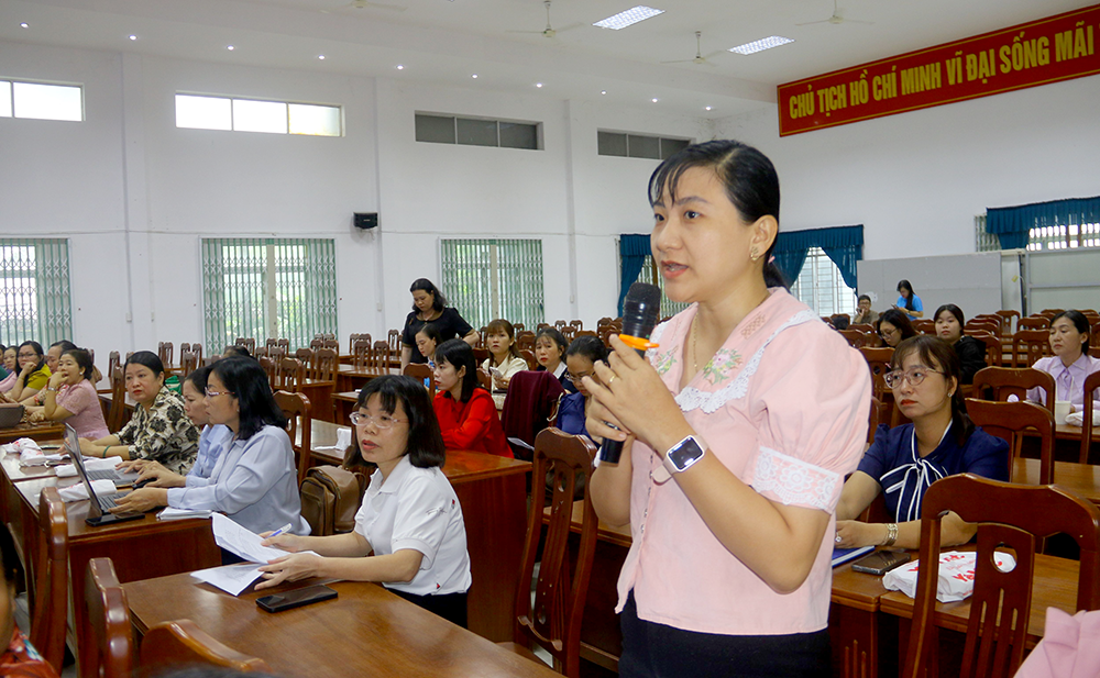 Hội viên, phụ nữ góp ý tại diễn đàn.