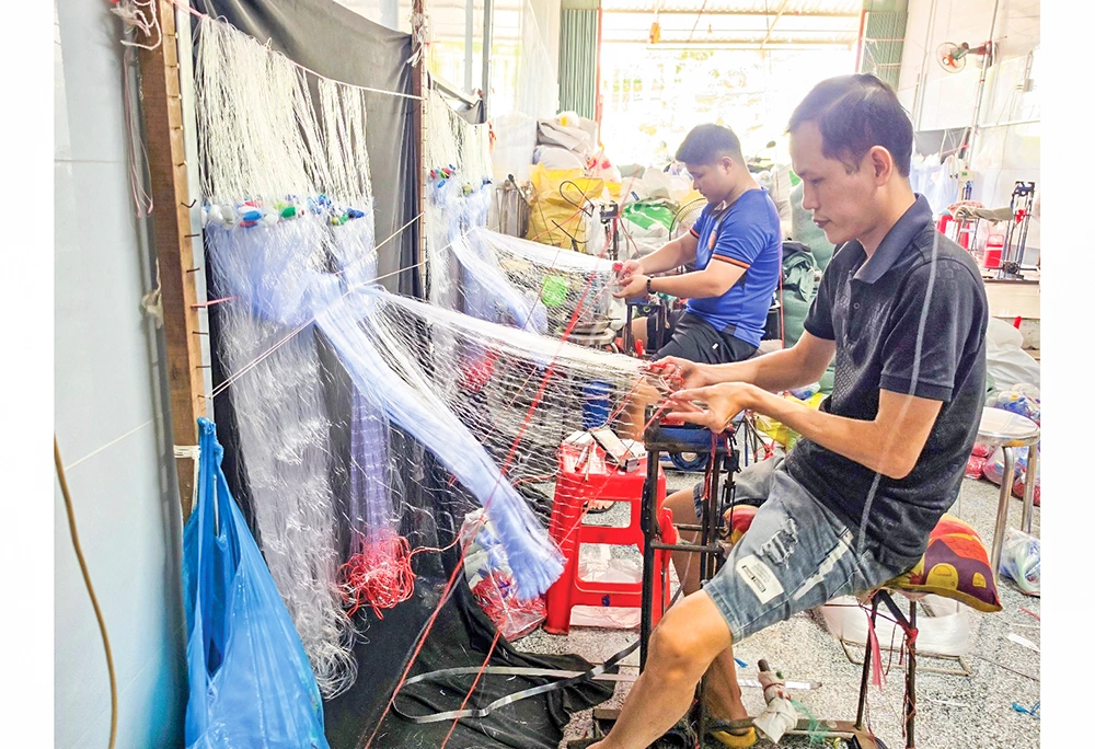 Làng nghề đan lưới Thơm Rơm nhộn nhịp vào mùa