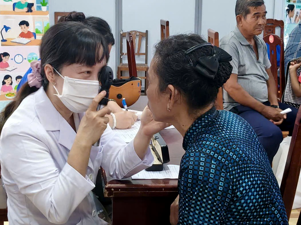 Người trên 60 tuổi không có bệnh lý nền, nên khám mắt 2 lần/năm