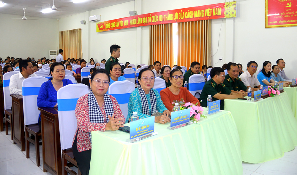 bà Hồ Cẩm Đào