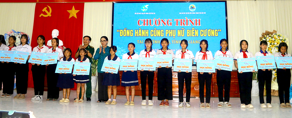 trao học bổng cho học sinh hoàn cảnh khó khăn