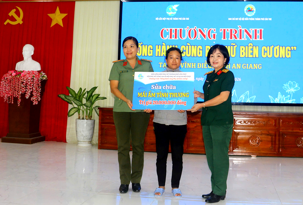 Bà Châu Thanh Thùy, phụ nữ có hoàn cảnh khó khăn nhận hỗ trợ kinh phí sửa chữa nhà từ ban tổ chức chương trình