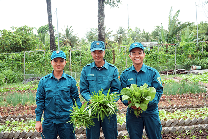 Thi đua tăng gia sản xuất