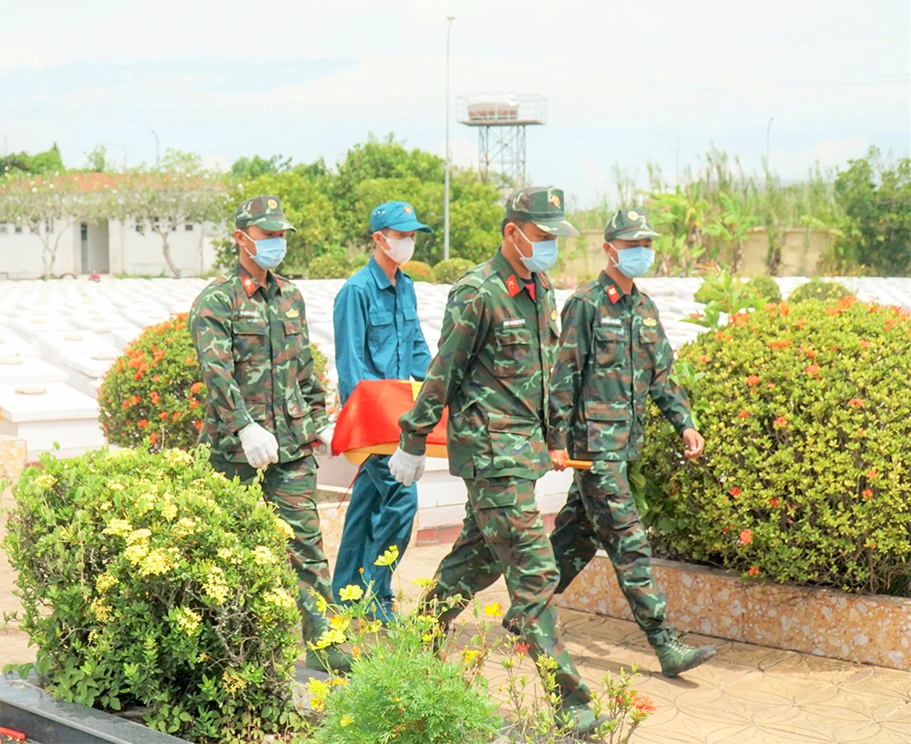 Hoàn thành lấy mẫu hài cốt liệt sĩ chưa xác định được danh tính ở Nghĩa trang Liệt sĩ Ô Môn