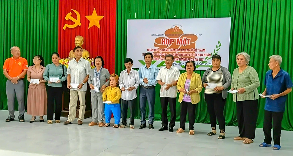 Họp mặt, tặng quà nạn nhân chất độc da cam